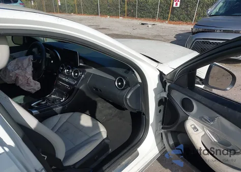 2016 Mercedes-Benz C 300 z USA, uszkodzony, nr VIN 55SWF4JB0GU119144